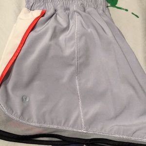 Lulu Lemon Short 2.5”- grey/silver